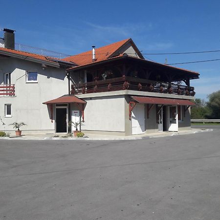 Guesthouse Kod Mosta 카를로바츠 외부 사진
