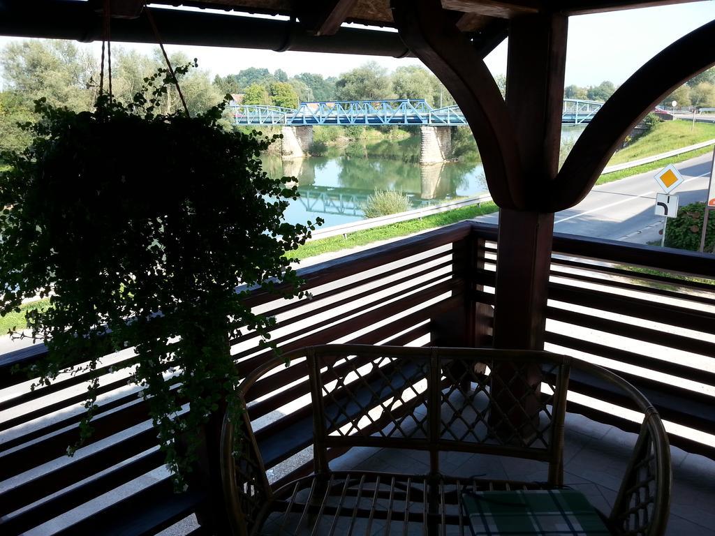 Guesthouse Kod Mosta 카를로바츠 외부 사진