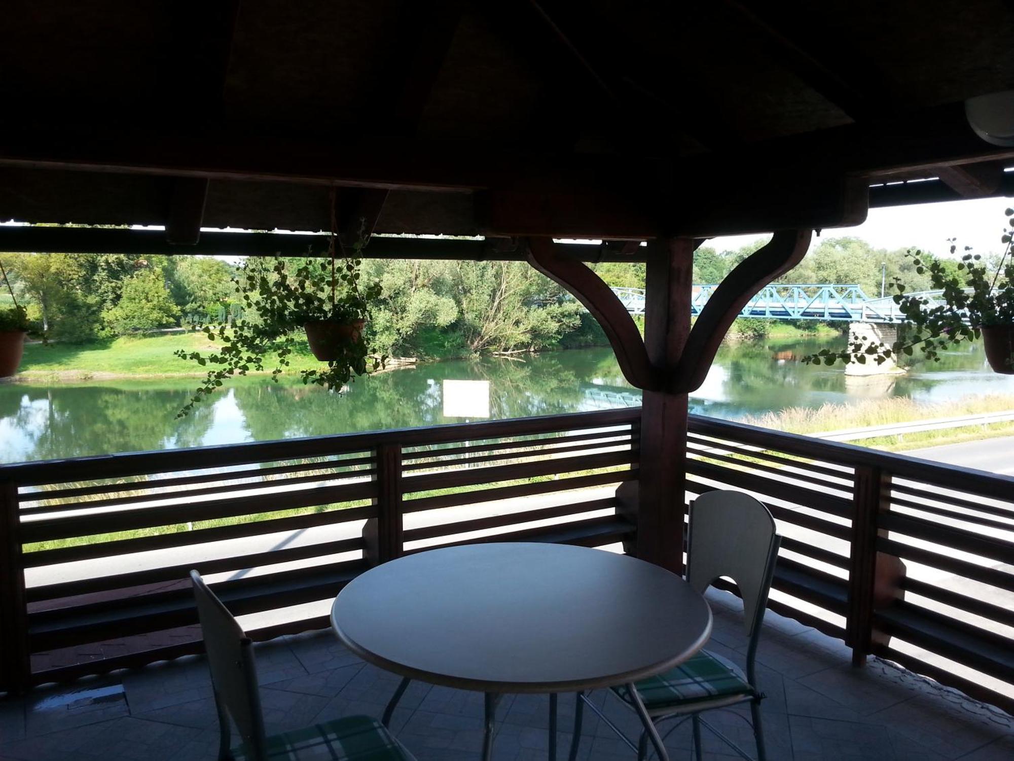 Guesthouse Kod Mosta 카를로바츠 외부 사진